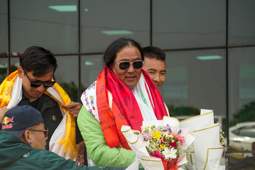 हिमाल संरक्षणको सन्देश फैलाउँदै सगरमाथा चढेर फर्किए डिजे तेन्जिङ